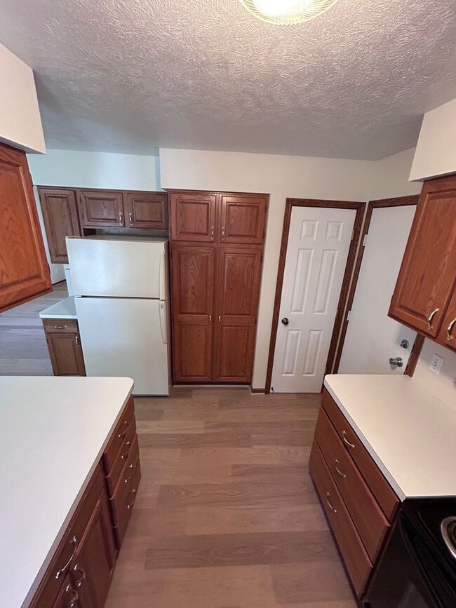 Building Photo - 963 Vos St