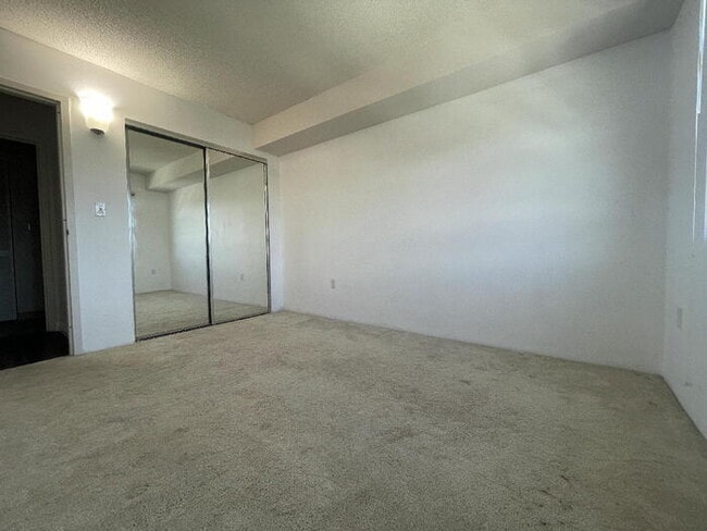 Foto del edificio - To register for the showing time below, no...