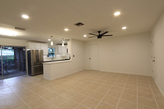 Foto del edificio - 6987 Duncansby Ave N