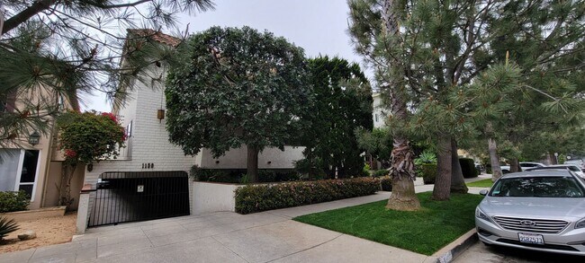 Building Photo - Elegant Condo in the Wilshire-Montana area...