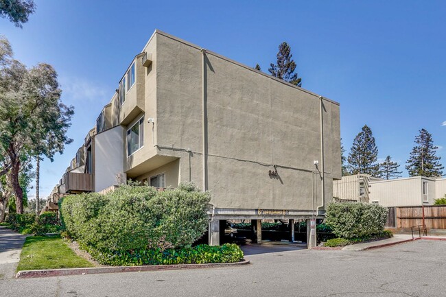 Building Photo - $500 off first months rent!