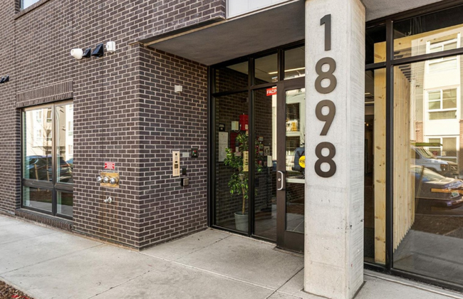 Foto del edificio - Improved Price!!!! Bustling Location! Mode...