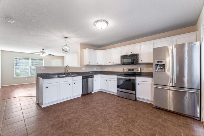 Building Photo - Move-In Ready 3 Bed / 2 Bath Home with Fen...