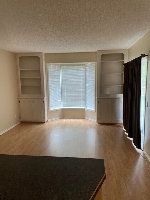 Photo du bâtiment - 3 Bed 2 Bath Unit in Didsbury, AB