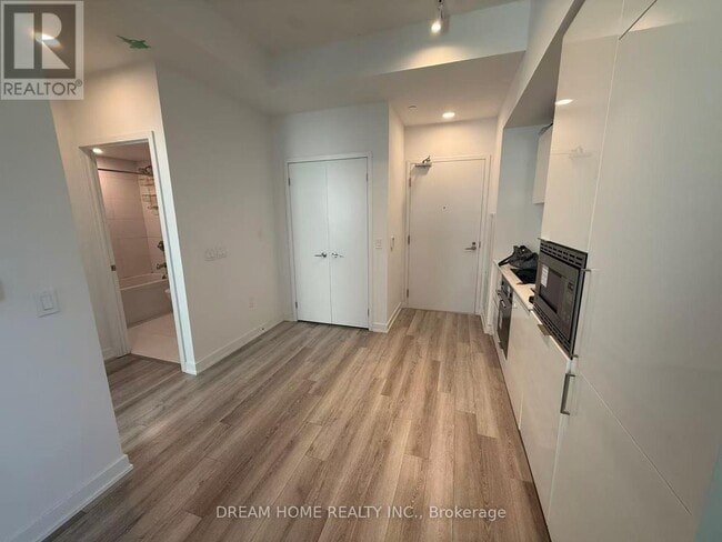 Building Photo - 238 Simcoe St