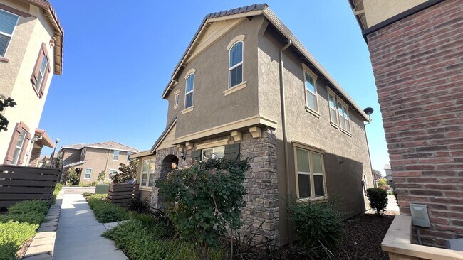 Foto del edificio - Beautiful Newer Roseville 3bd/2.5ba Home i...