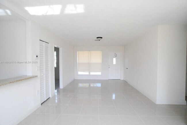 Building Photo - 3110 SW 33rd Ave