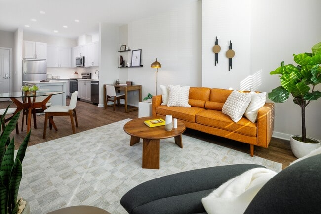 Sala de estar de la colección Design Collection II con pisos de superficie dura en toda la superficie (foto representativa). - Avalon Brier Creek