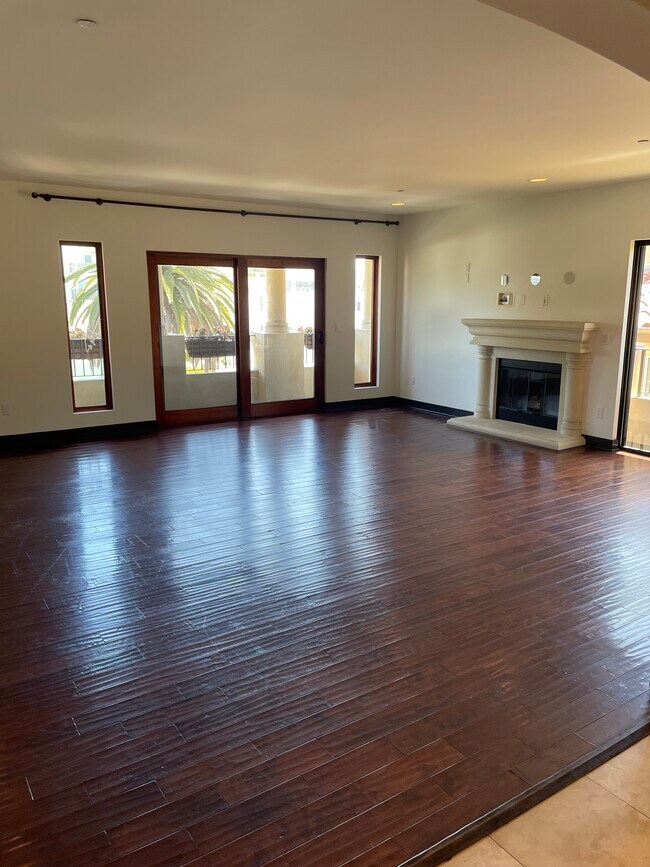 Sala de estar - 1215 Armacost Ave
