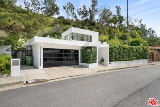 Building Photo - 2048 N Beverly Dr