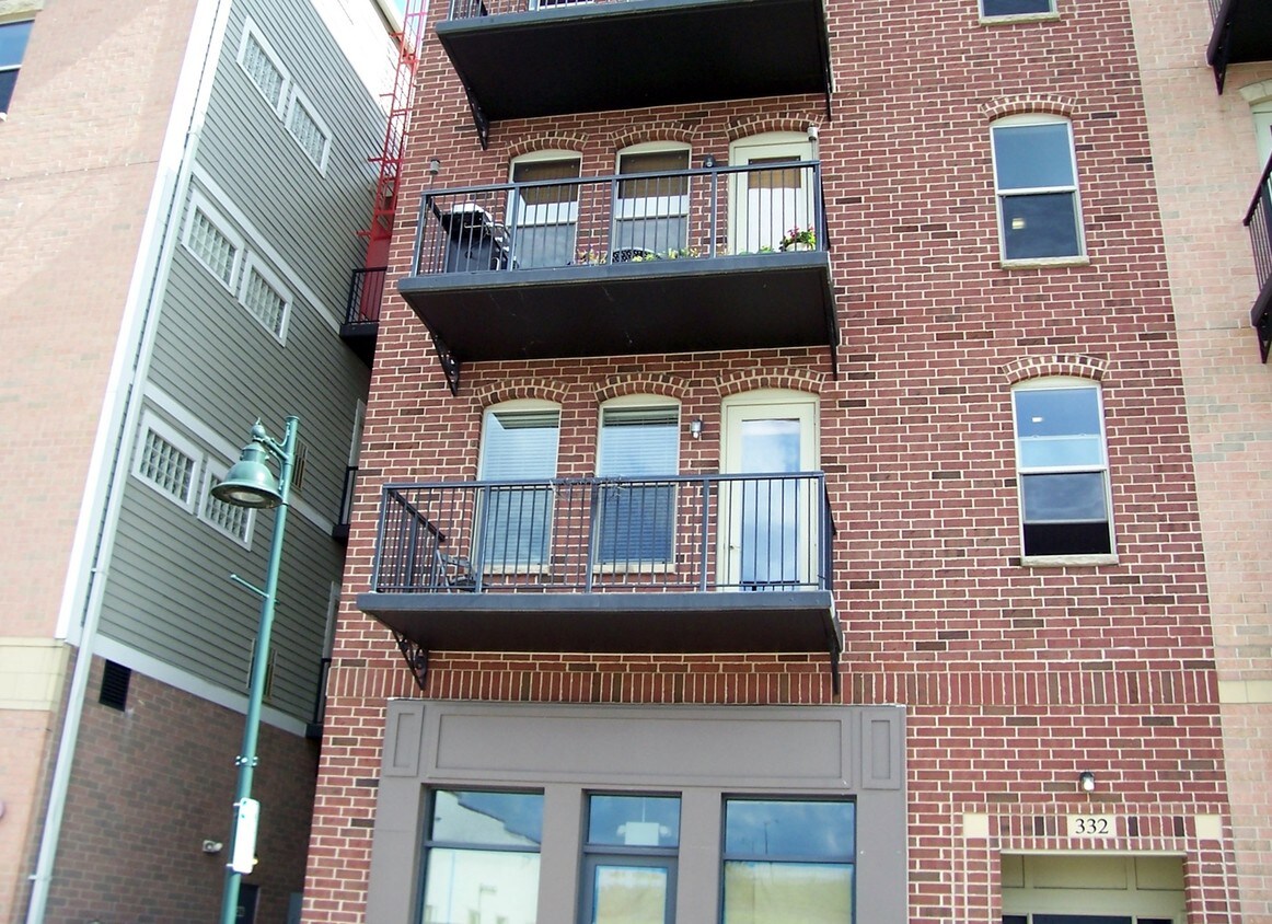 Primary Photo - 332 River St