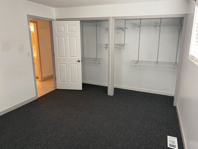 Building Photo - 2590 Robin Road - 2594