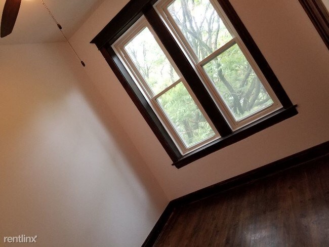 Building Photo - 852 N Hoyne Ave
