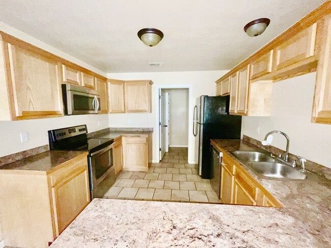 Building Photo - Beautiful 3/2duplex near Silo Schools
