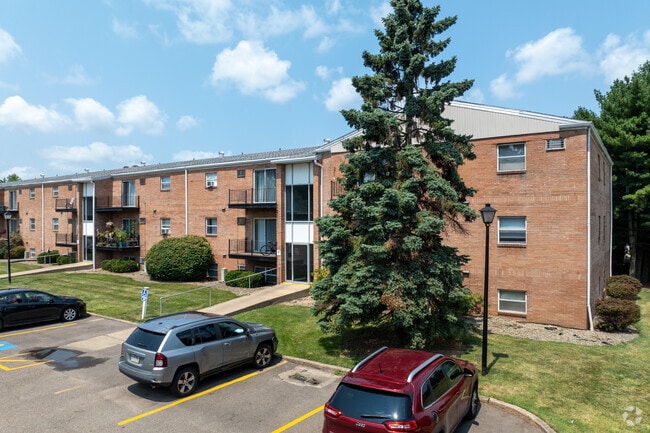 Building Photo - Fox Run Apartments