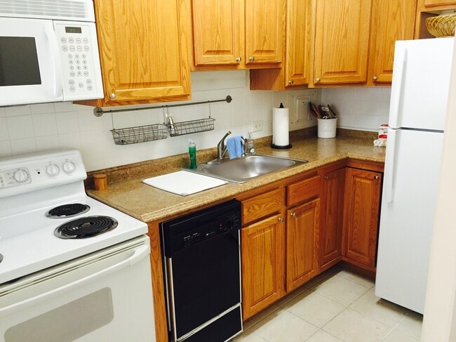 Kitchen - 1516 Hinman Ave