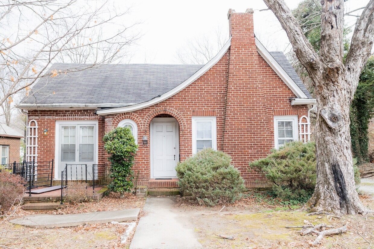Primary Photo - 202 E Lake Dr