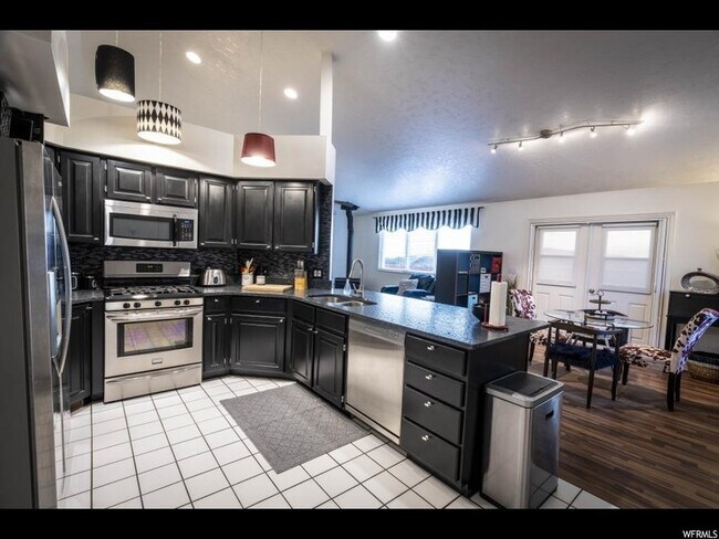 Building Photo - 10167 N Cottonwood Dr