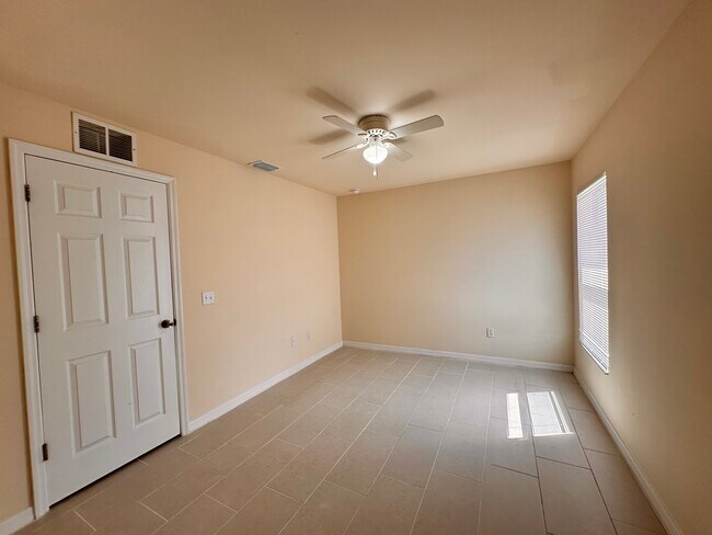 Building Photo - 1136 SE 9th Ct
