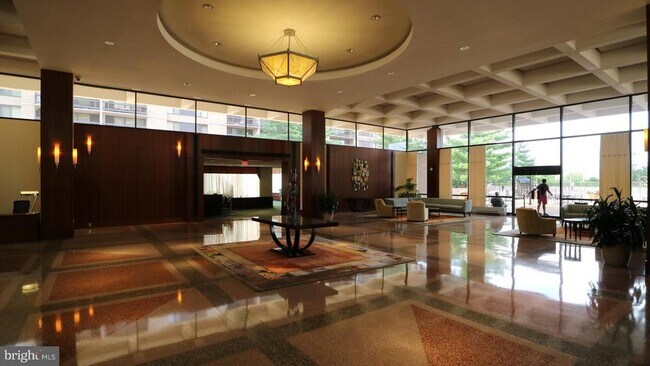 Foto del edificio - 3705 S George Mason Dr