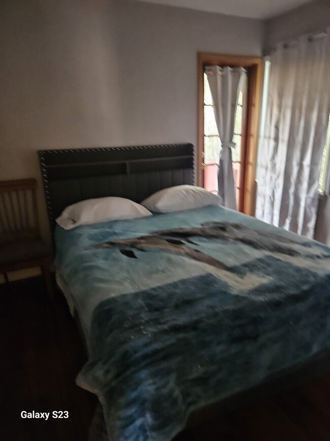 Dormitorio principal con cama queen - 160 S Fourth St