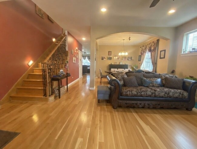 Foto del edificio - Expansive 5 Bedroom Hillsboro Home with 3 Bathrooms & Modern Comfort