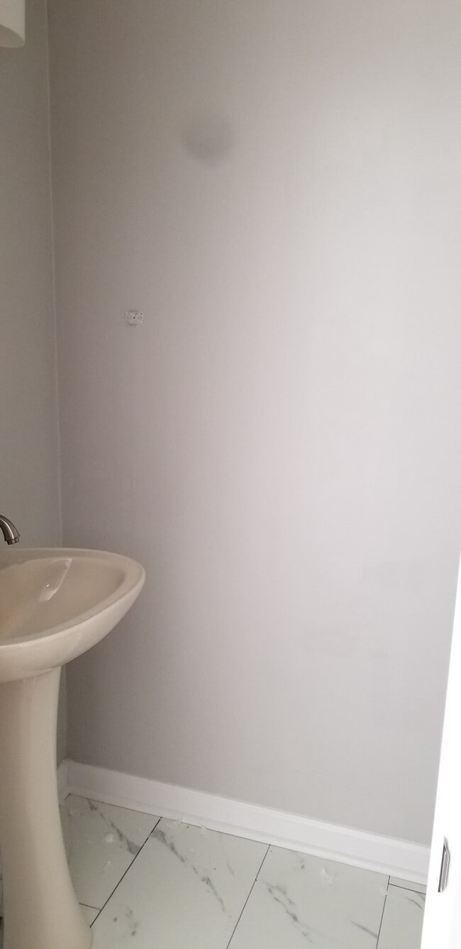 Medio baño en la planta baja - 1723 S Seminole Dr