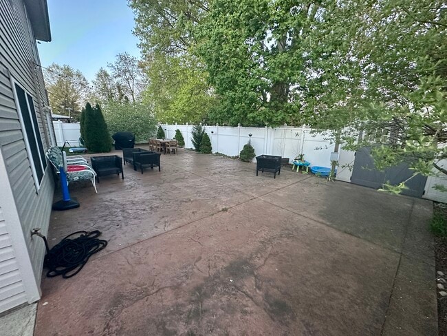 Foto del edificio - 327 Edgewood Rd