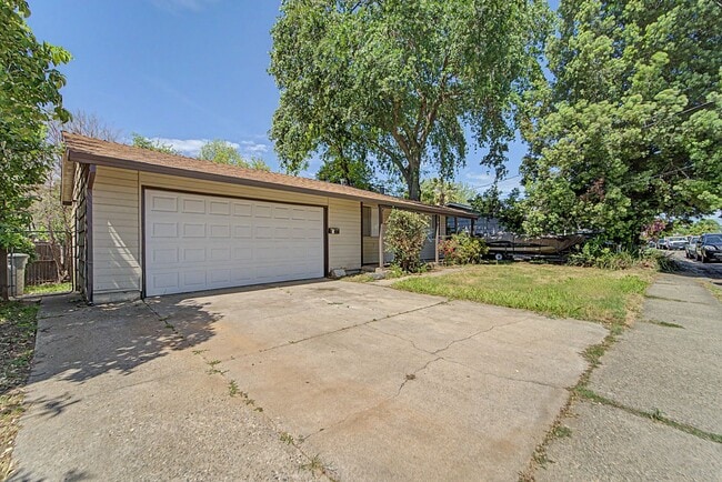 Foto del edificio - 3 bedroom 1 bath house in Yuba City