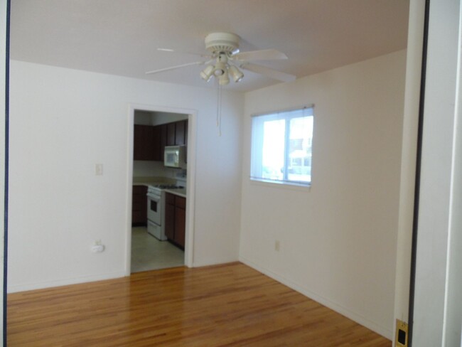 Building Photo - 3 bedroom home with Two car Garage and sun...