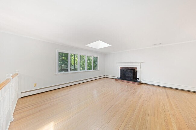 Building Photo - 156 Tokeneke Rd