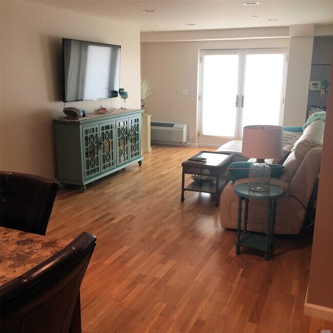 Building Photo - 260 W Broadway