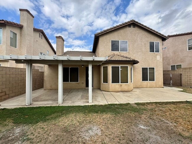 Foto del edificio - Spacious 4-Bedroom Home with Modern Comfor...