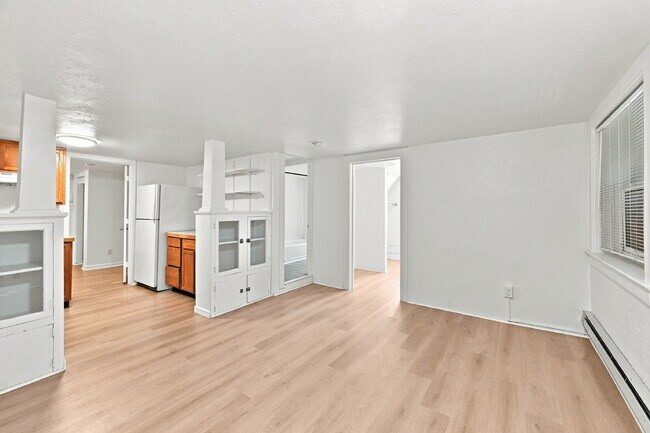 Foto del edificio - $1,595.95 with $300 Off The First Month's Rent, 2 Beds - 1 Bath, Duplex in Denver with Window A/C!