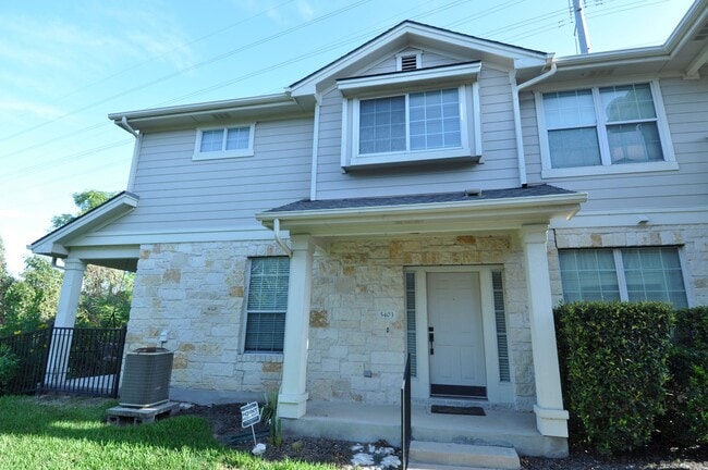 Foto del edificio - All appliances included! Gated lock and leave condo community in North Austin