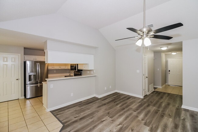 Foto del edificio - 9301 Charly Hill Ln