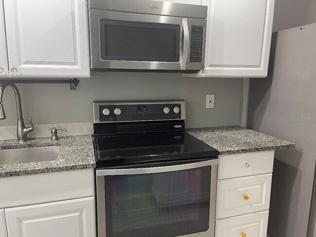 Foto del edificio - Townhouse close to shopping! Discount of 1...