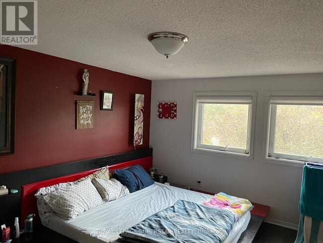 Building Photo - 2657 Lindholm Crescent