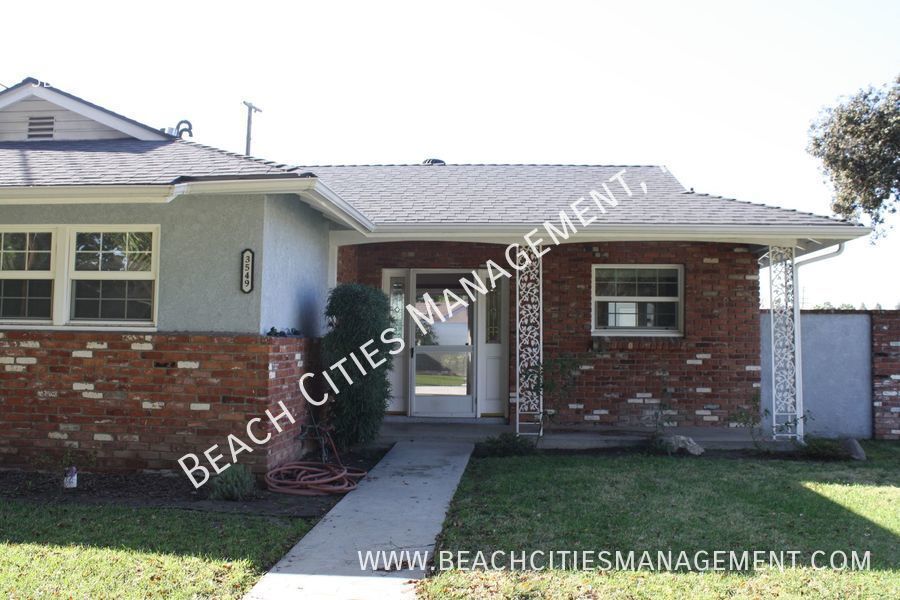 Primary Photo - Beautiful 3 Bedroom with Two Car Garage on...