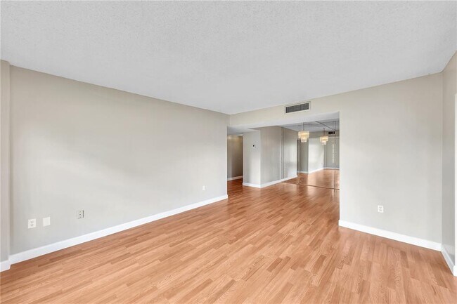 Building Photo - 4176 Inverrary Dr