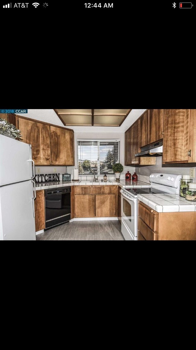 Kitchen - 3811 Yorkshire St