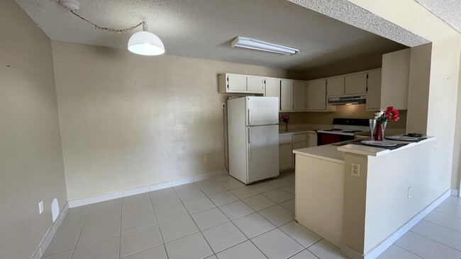 Building Photo - 250 Palm Cir W
