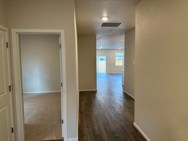 Building Photo - Newer single level 3-bedroom 2 bath house in Springfield!