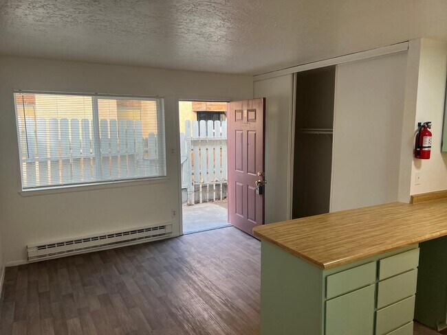 Foto del edificio - 3433 Aztec Rd NE