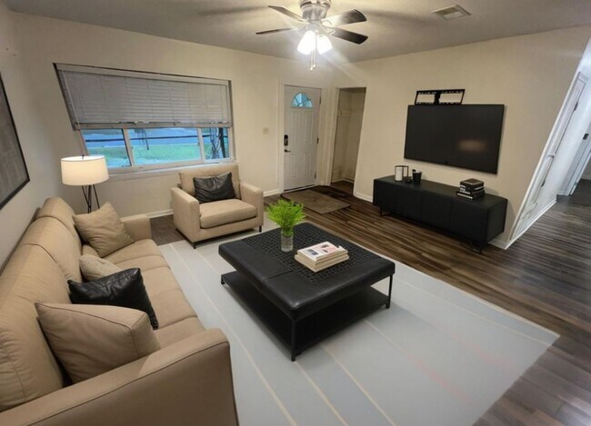 Foto del edificio - Charming 3 Bedroom, 1 Bath Pensacola Home available !!