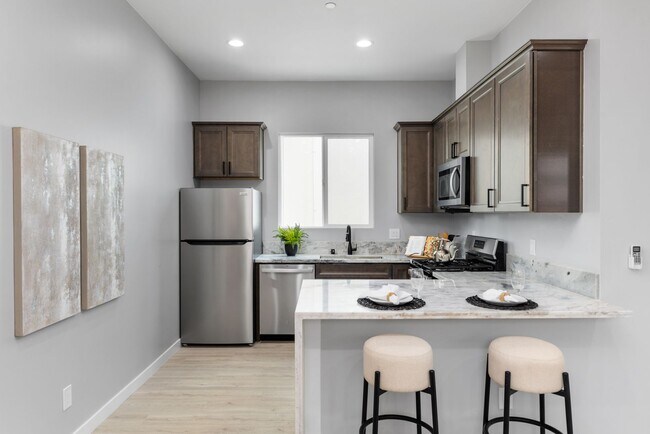 Foto del edificio - Brand-New Luxury 2-Bedroom 2-Bathroom Home