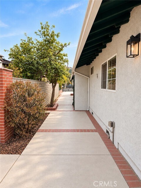 Building Photo - 7881 Claybeck Ave