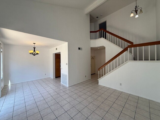 Foto del edificio - SD: Spacious 2BD/2.5BA Townhome in Sabre Springs with Private Backyard, 2-Car Garage & In-Unit La...