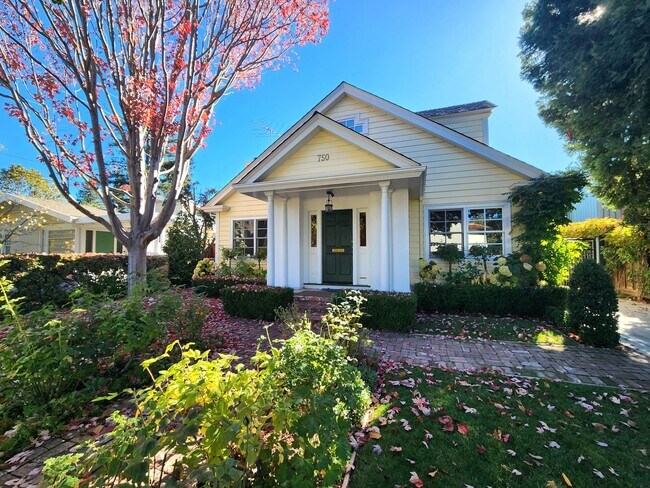 Foto del edificio - Charming Colonial Single Family Home Locat...
