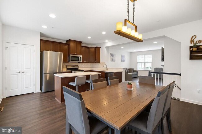 Building Photo - 5758 Barts Way